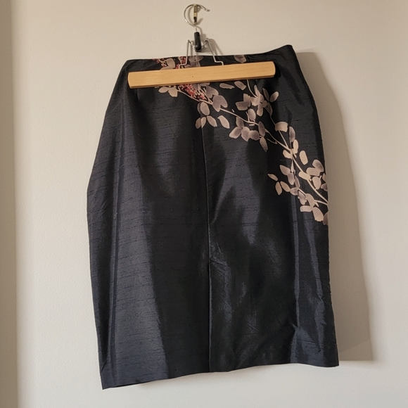 Tommy Bahama silk skirt. Size 6. Black. - Picture 2 of 3